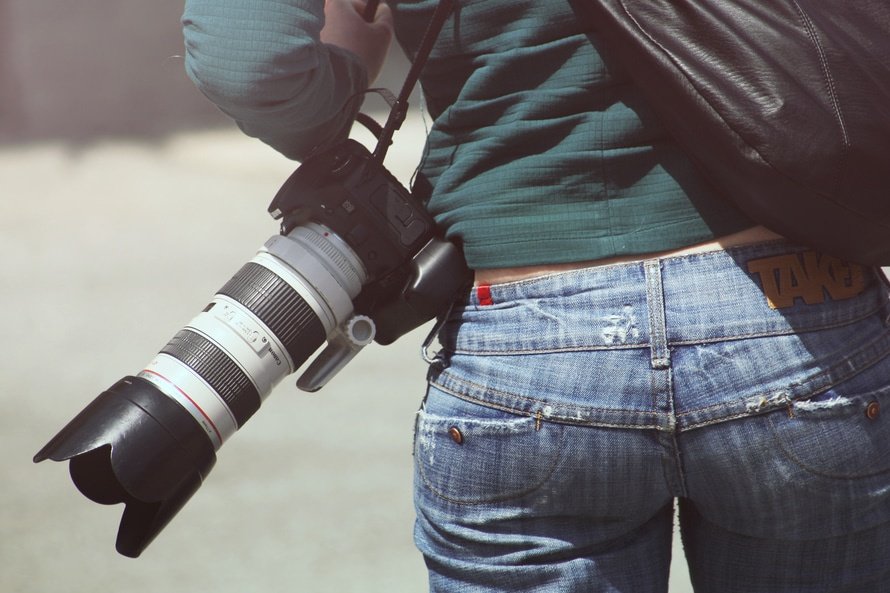 een camera met zonnekap